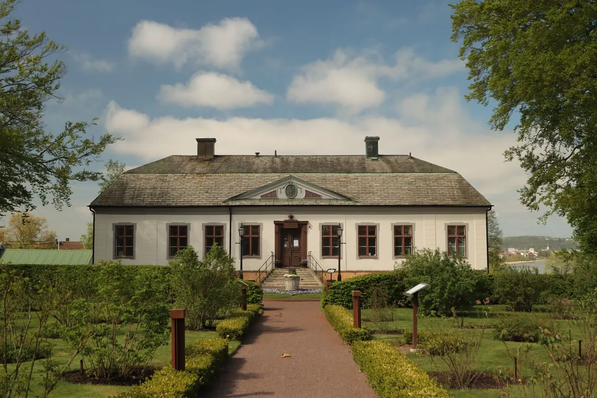 How to Date a Historic Manor House: Reading Windows, Bricks, and Roof Lines